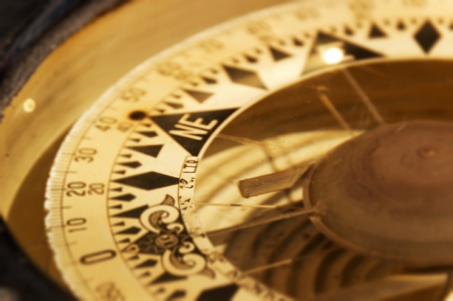 アンティークなゴールド色の壁掛け時計イメージ画像。