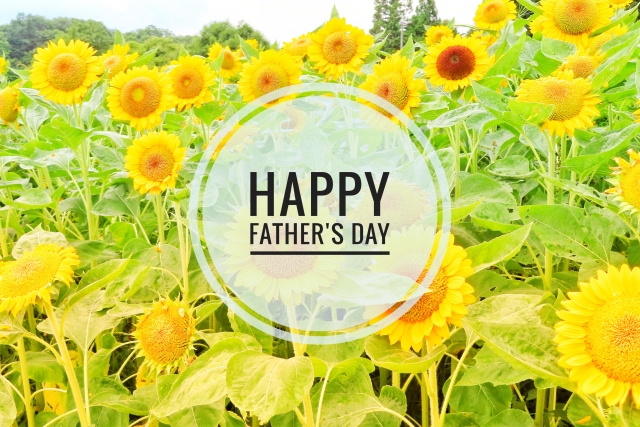 たくさんのひまわりの花が咲くひまわり畑を背景にHappy Father's dayの文字が入っています。