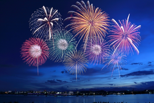 夏の夜空に映える花火がはかなげでもあり美しく見える。